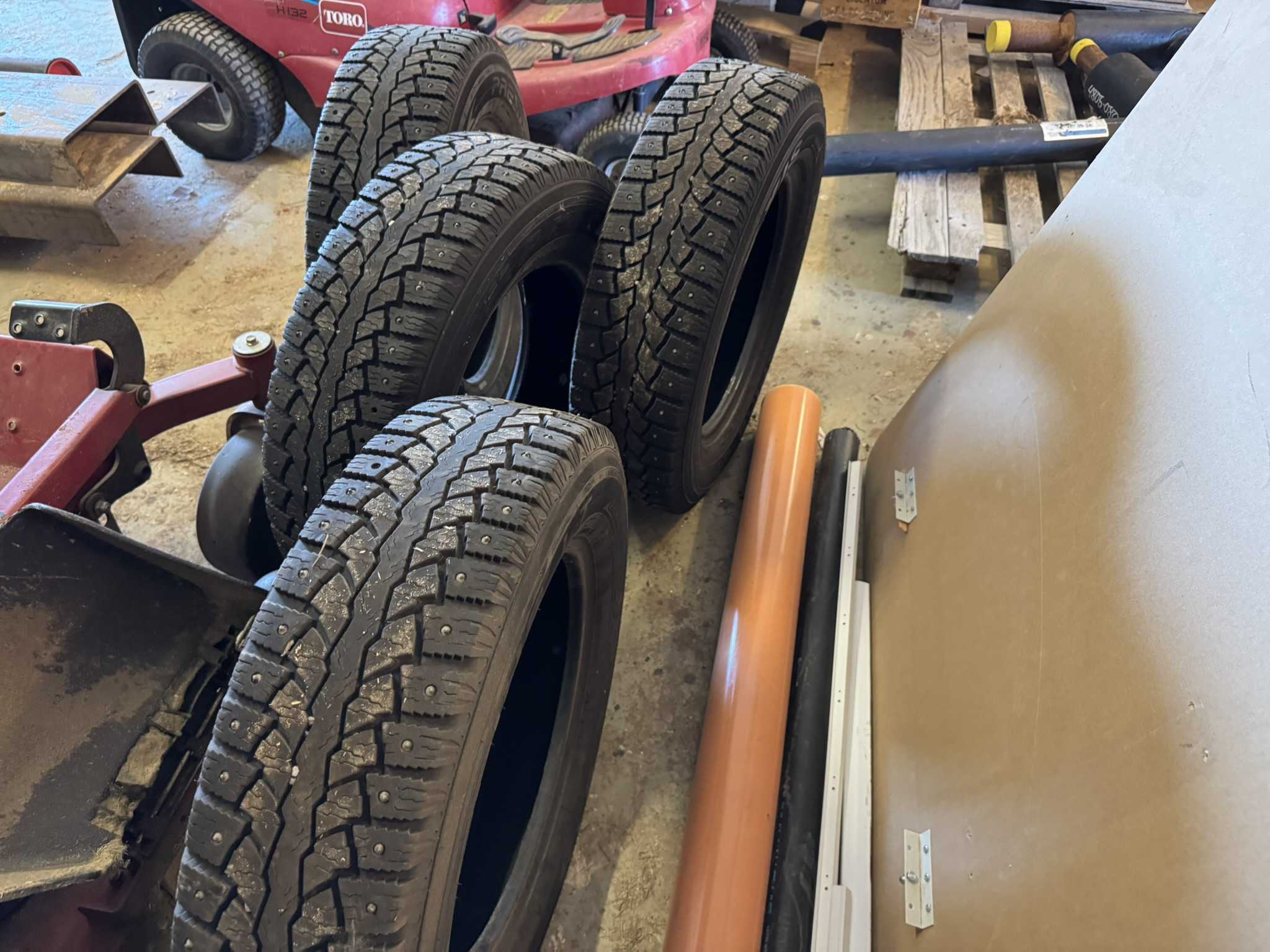 16'' nagladekk - 195/75R16