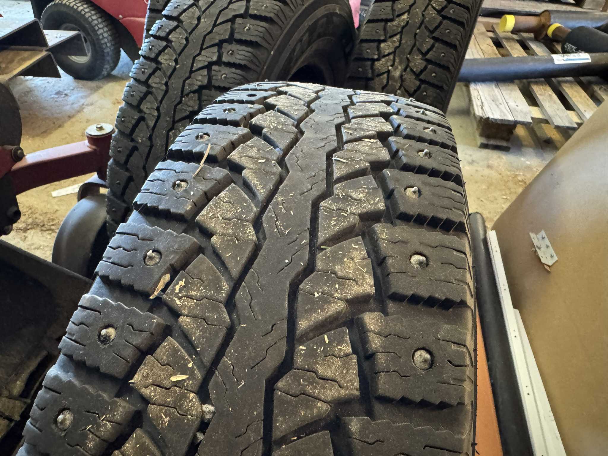 16'' nagladekk - 195/75R16