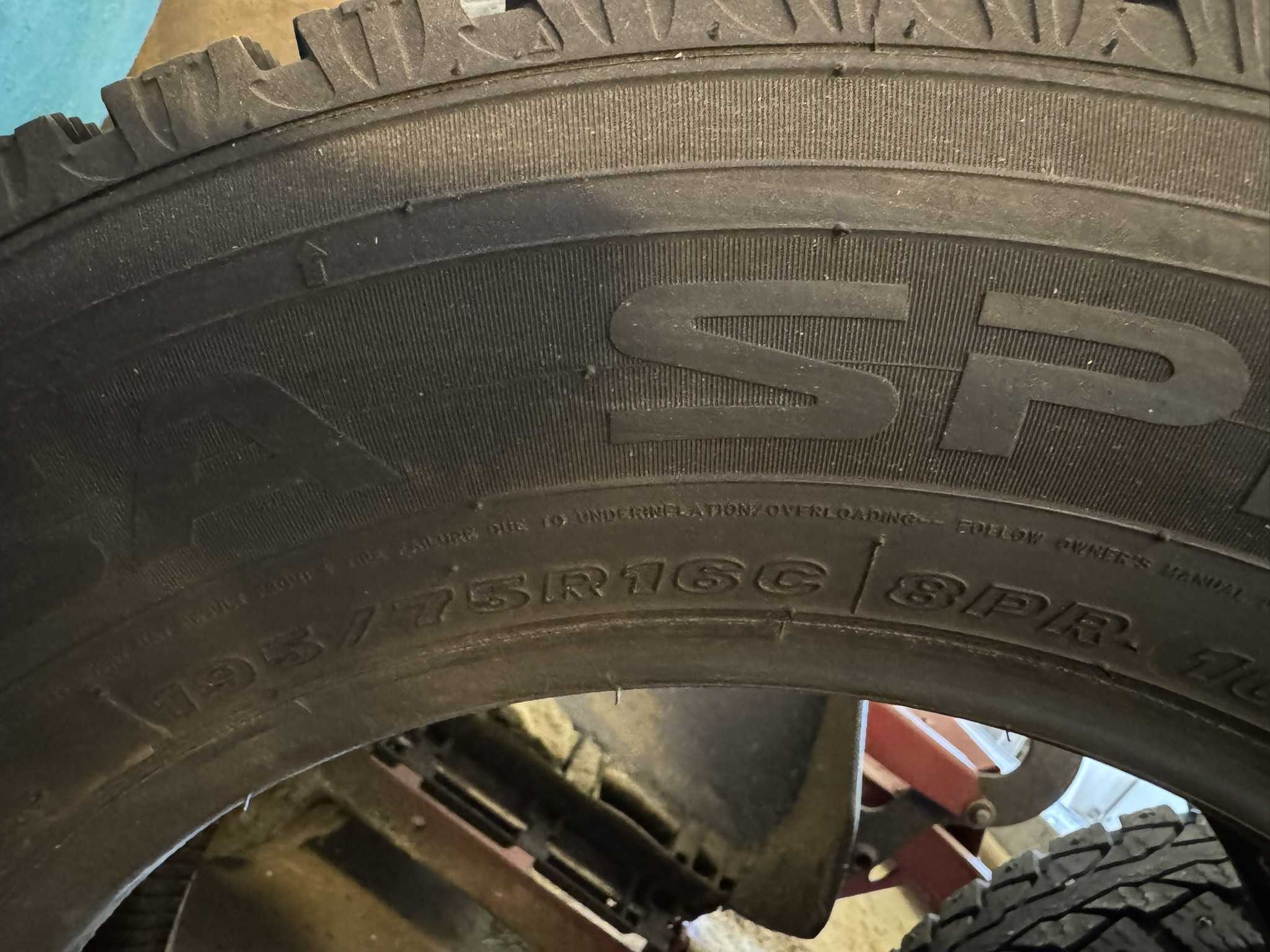 16'' nagladekk - 195/75R16